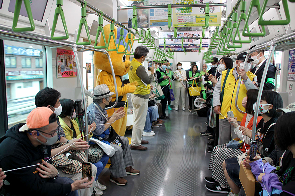 車内のみんなで大きな「わ」をつなぐ